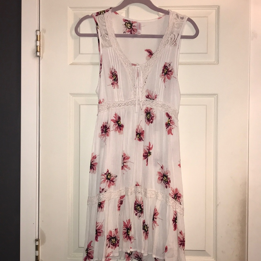 Flowered feminine sundress.Cute details. 🌺